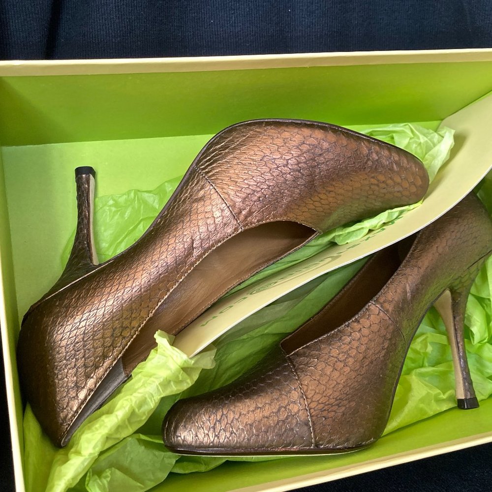 NIB Maxstudio.Com Bronze Leather Stiletto Pumps.